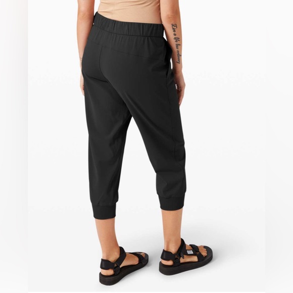 Lululemon’s On The Fly Jogger - Black - Picture 3 of 4